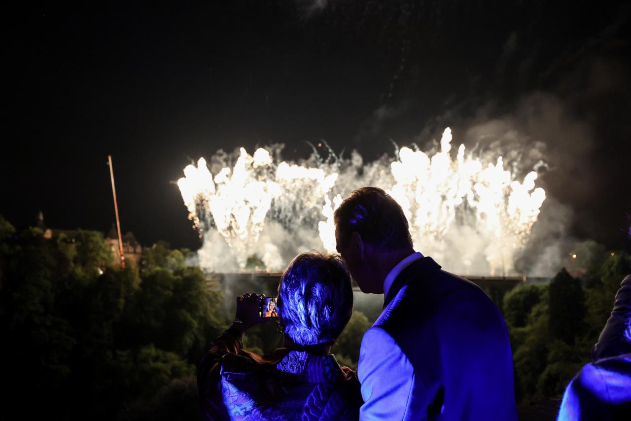 Le Couple grand-ducal prend un selfie lors du feu d'artifice