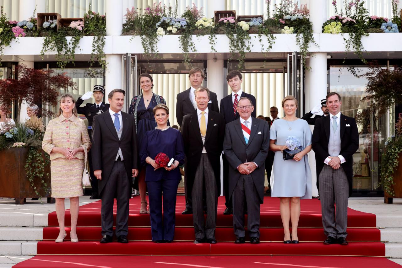 Photo de la Famille grand-ducale devant la Philharmonie Luxembourg