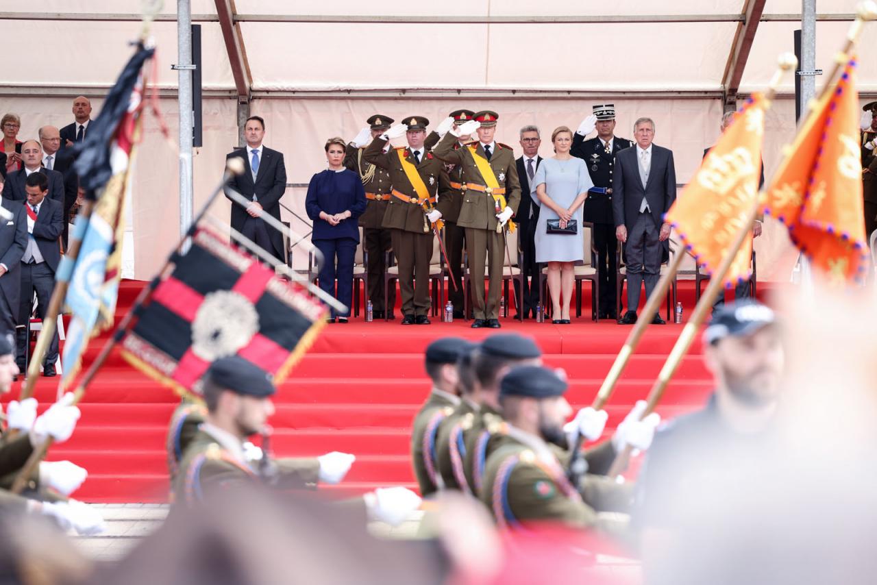 Leurs Altesses Royales saluent les militaires qui défilent
