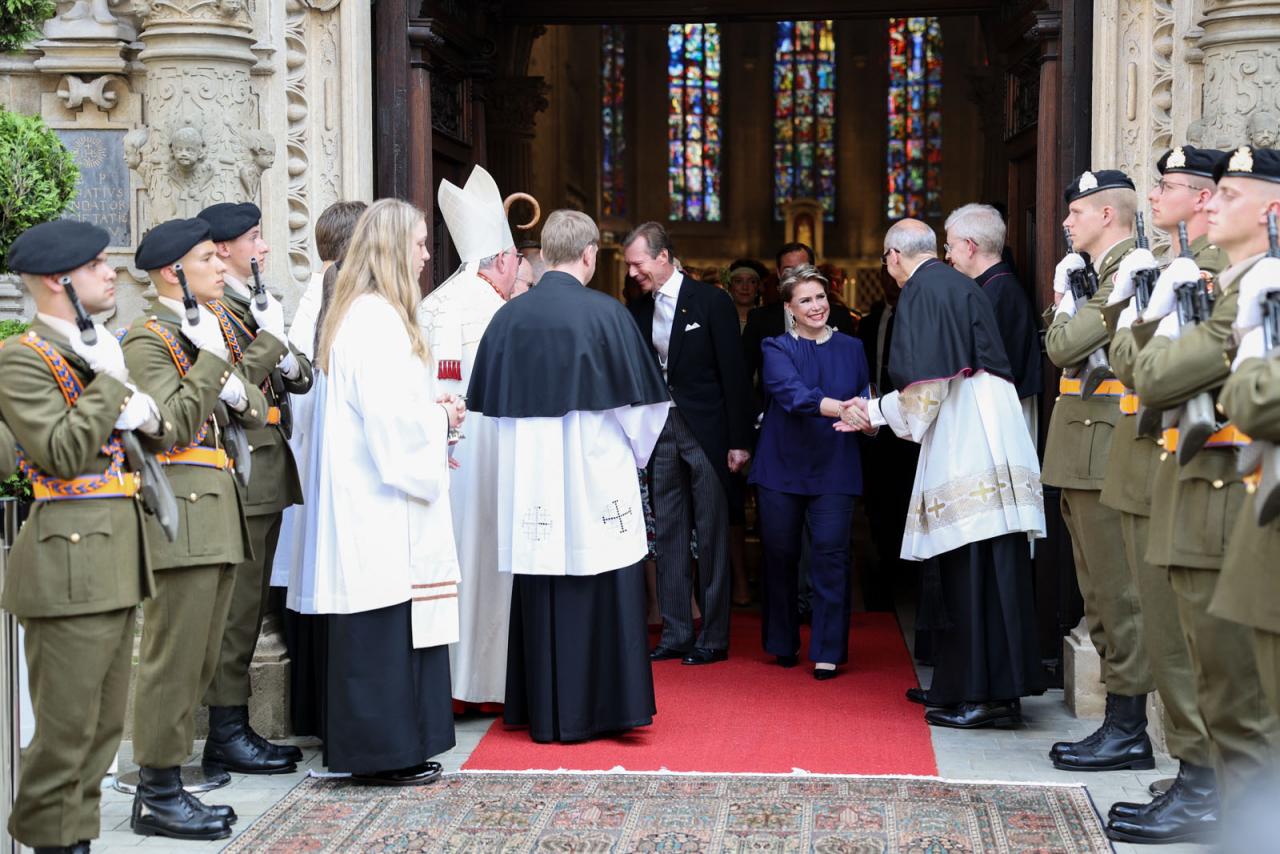 Le Couple grand-ducal à la sortie de la Cathédrale Notre-Dame