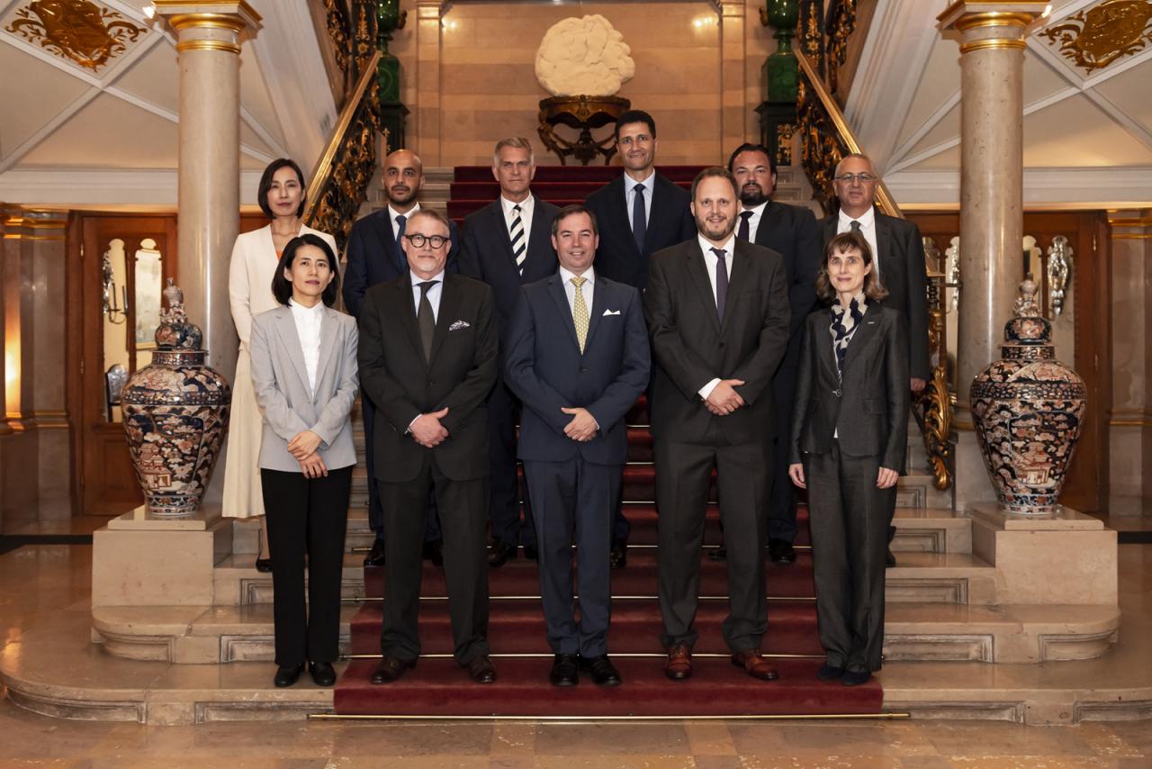 Le Prince Guillaume entouré des directeurs LTIO