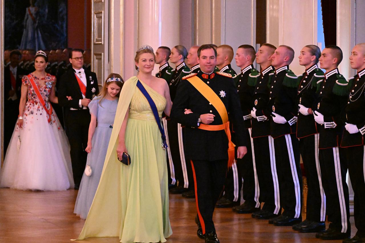Le Prince Héritier et la Princesse Héritière arrivent au dîner de gala
