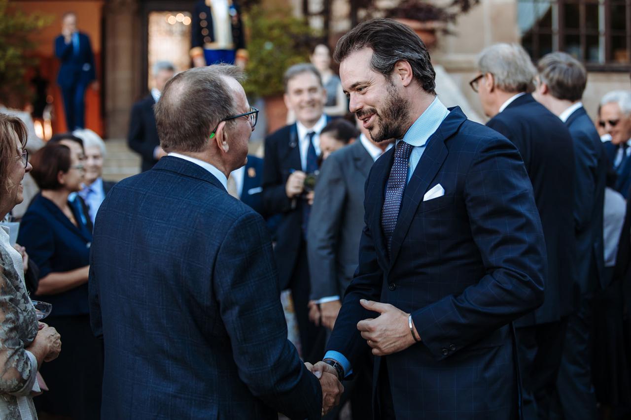 Le Prince Félix salue le ministre Georges Engel