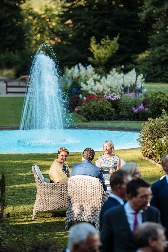 La Grande-Duchesse discute avec des invités avec en fond une fontaine