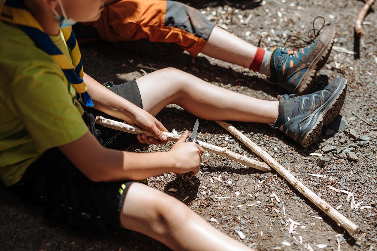 Des jeunes Scouts sculptent du bois