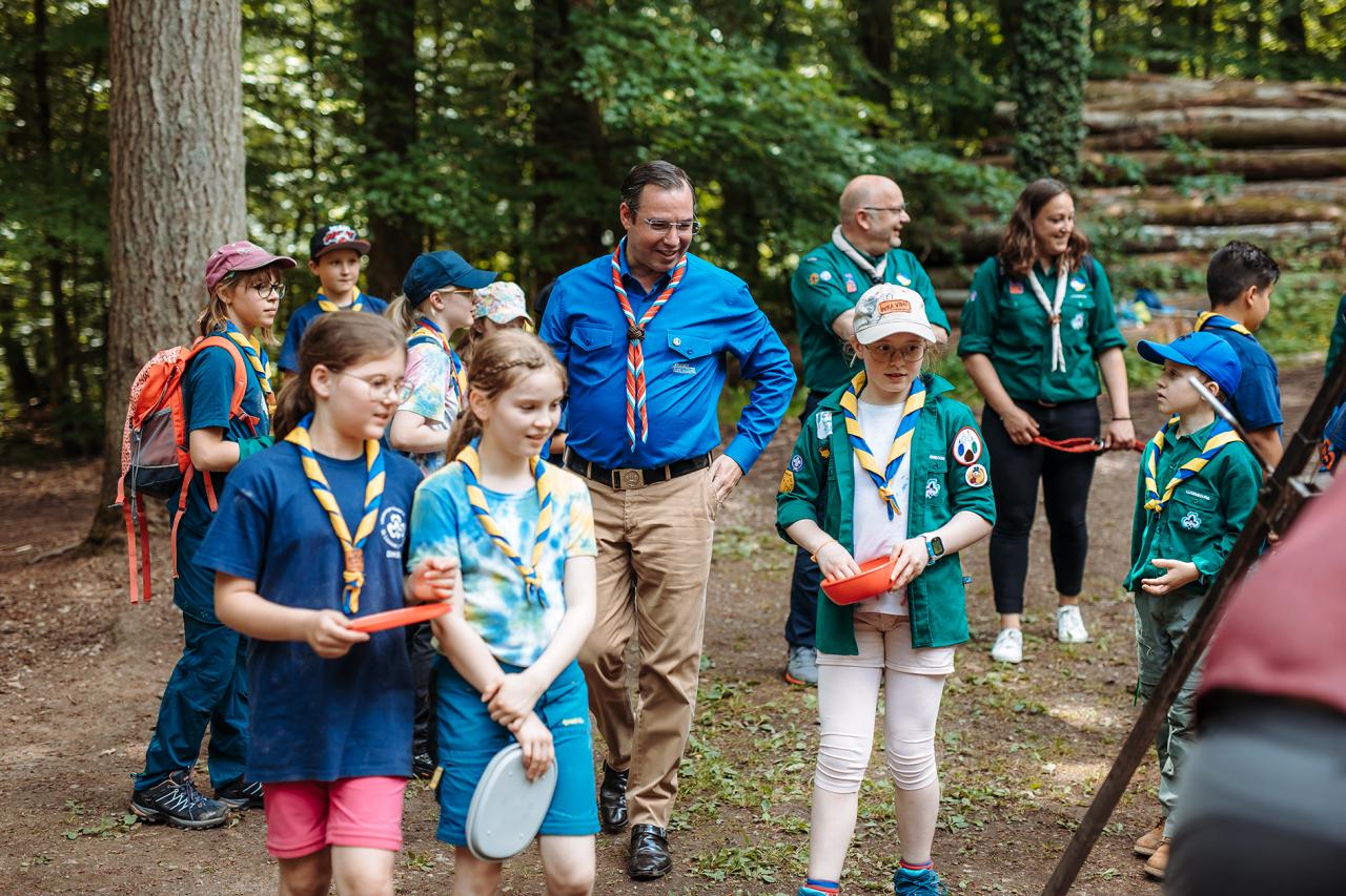 Le Prince Héritier observe les activités des jeunes Scouts