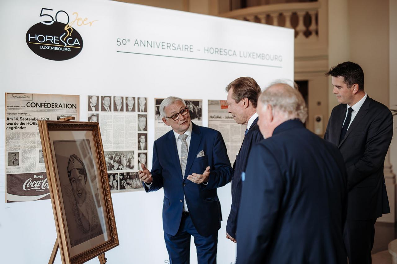 Le Grand-Duc reçoit des explications sur la petite exposition Horesca
