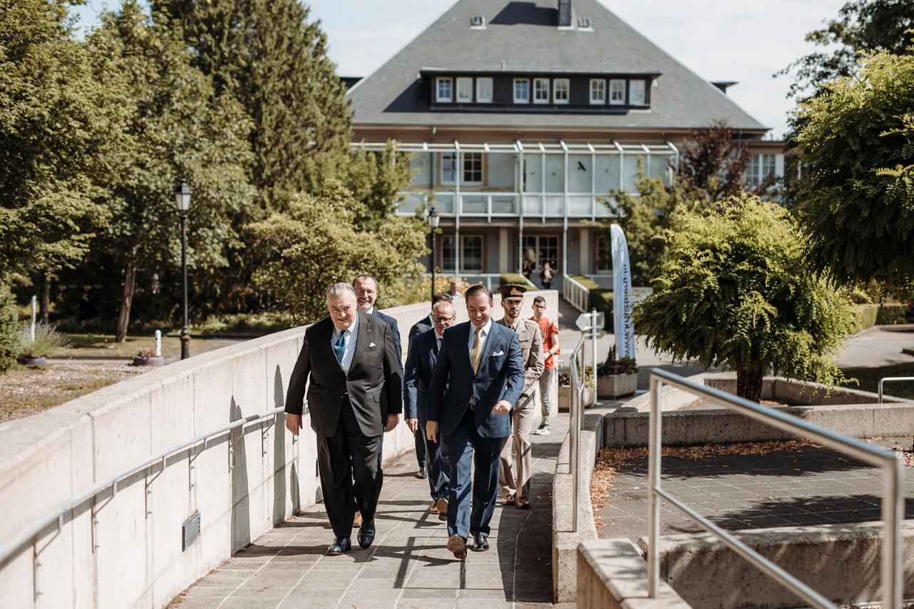 Le Prince Guillaume arrive à la fondation Kraïzbierg