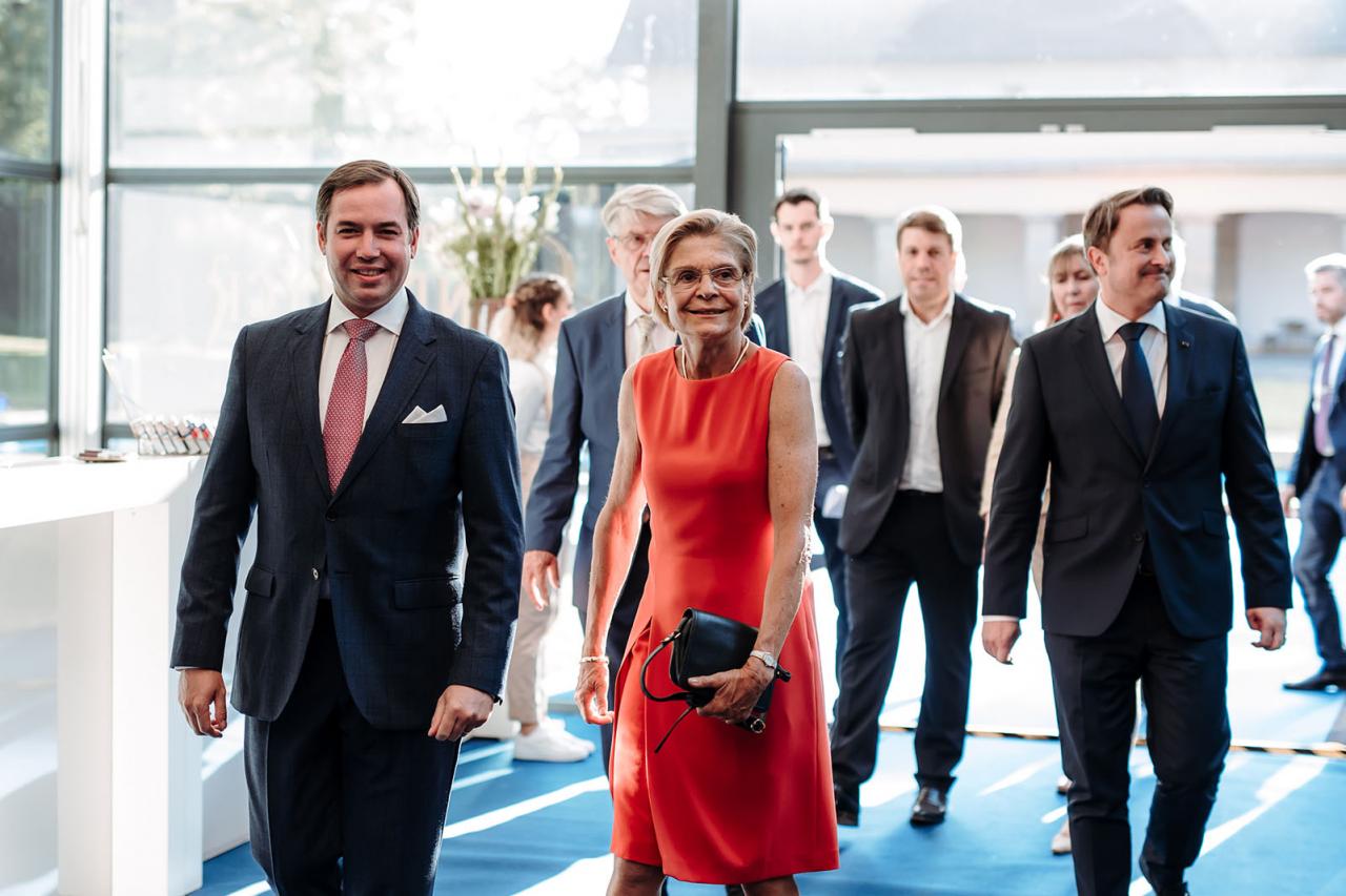 Le Prince Guillaume arrive à la séance académique