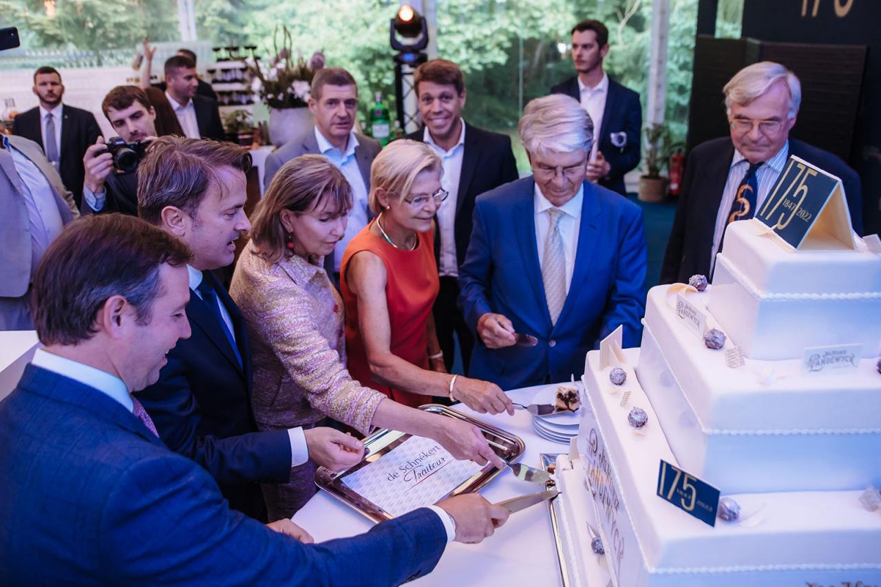 Le Prince Guillaume et les invités coupent le gâteau