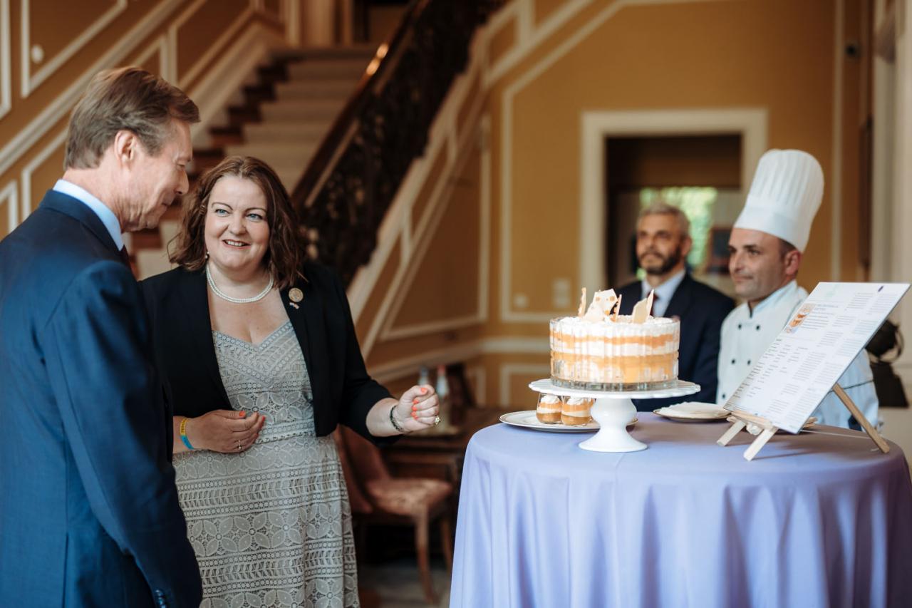 L'Ambassadrice présente le gâteau "Trifle" au Grand-Duc