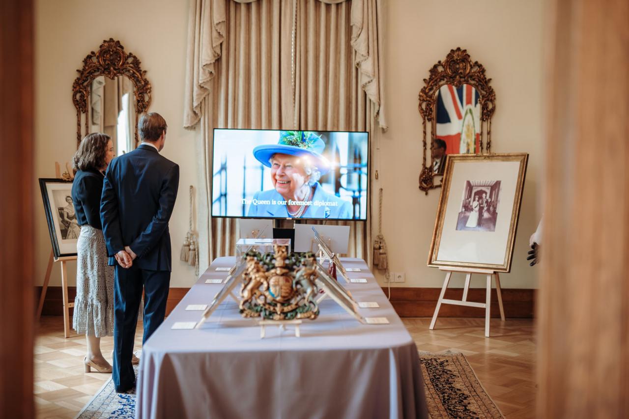 Le Grand-Duc et l'Ambassadrice regarent une vidéo de la reine Elisabeth 2