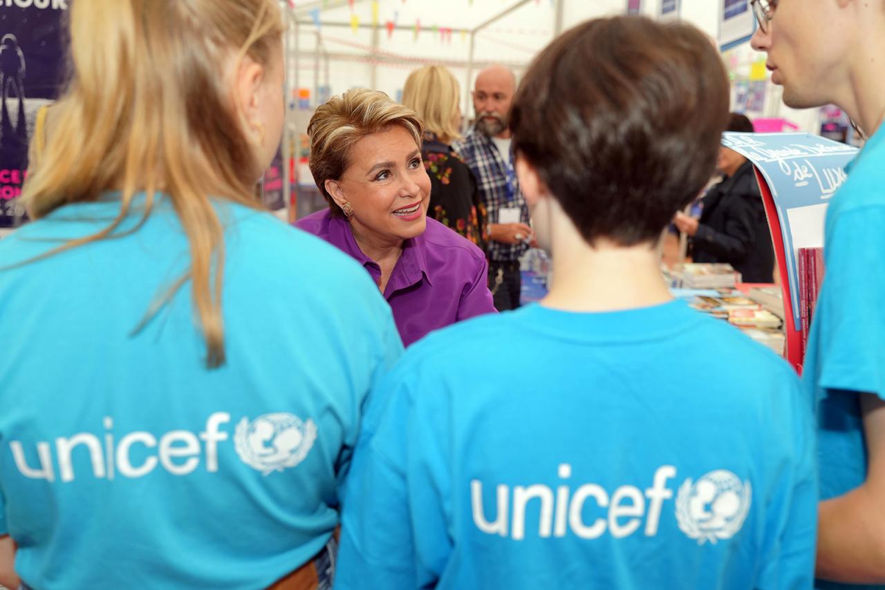 La Grande-Duchesse s'entretient avec un groupe de volontaires de l'Unicef