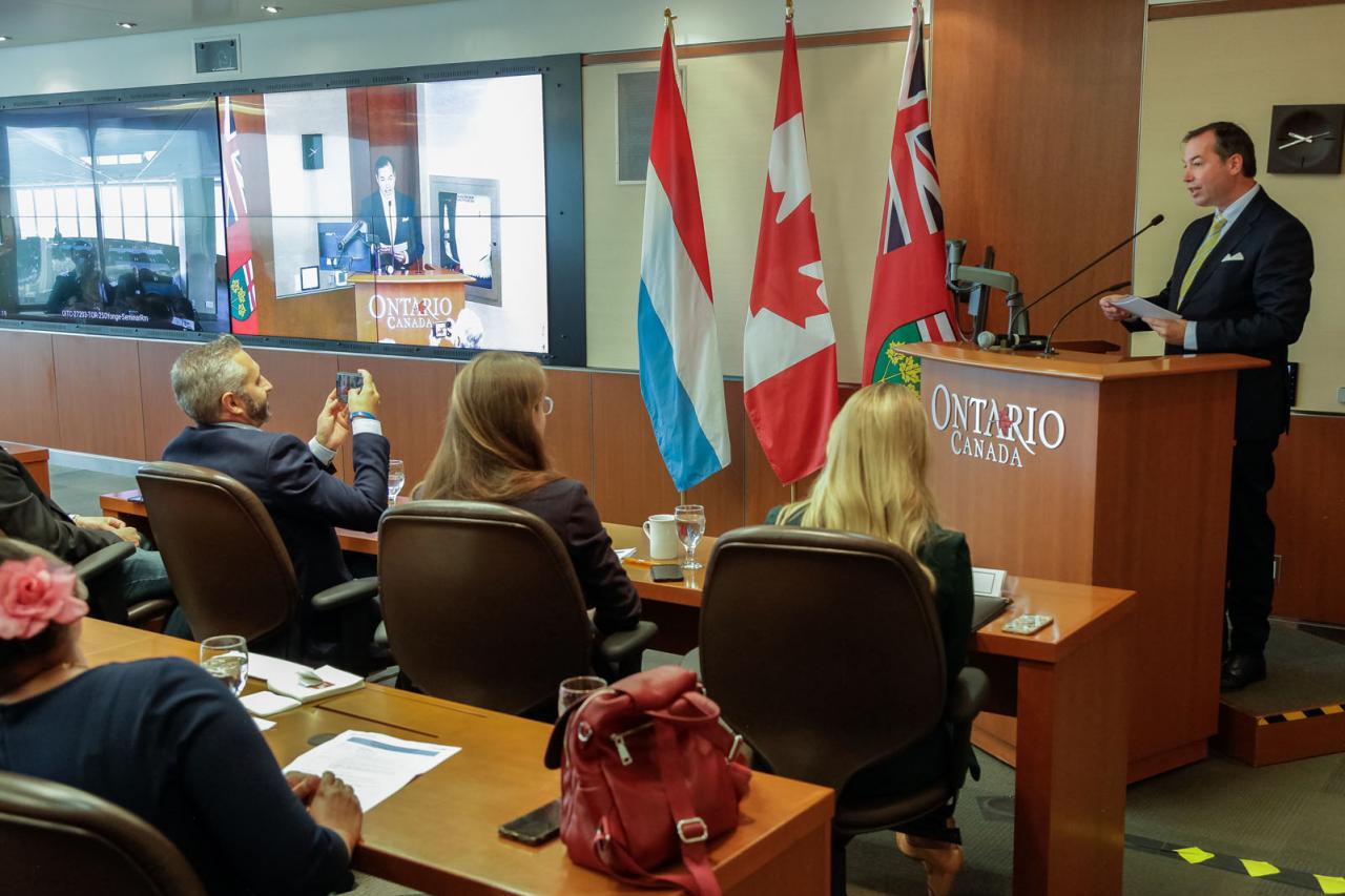 Le Prince prononce un discours lors d'un forum en Ontario