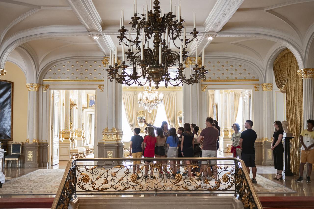 Les visiteurs reçoivent des explications sur le hall d'accueil