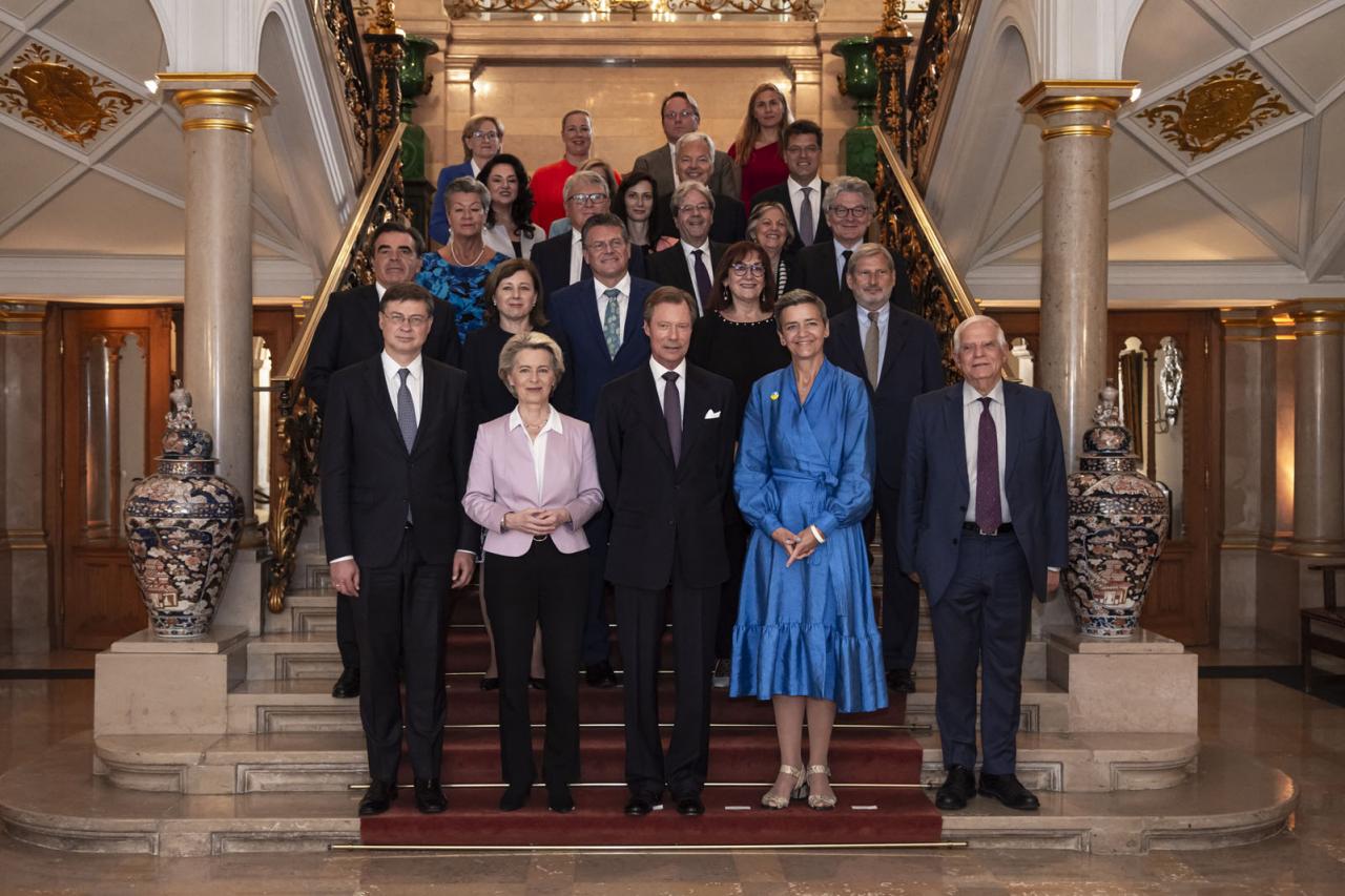 Photo souvenir du collège dans l'escalier d'honneur