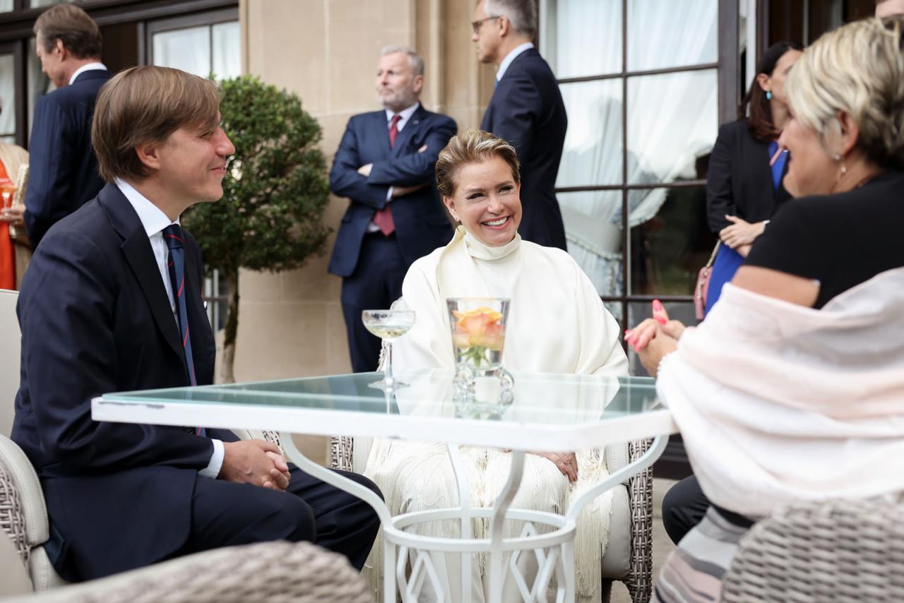 La Grande-Duchesse et le Prince Louis échangent avec des invités