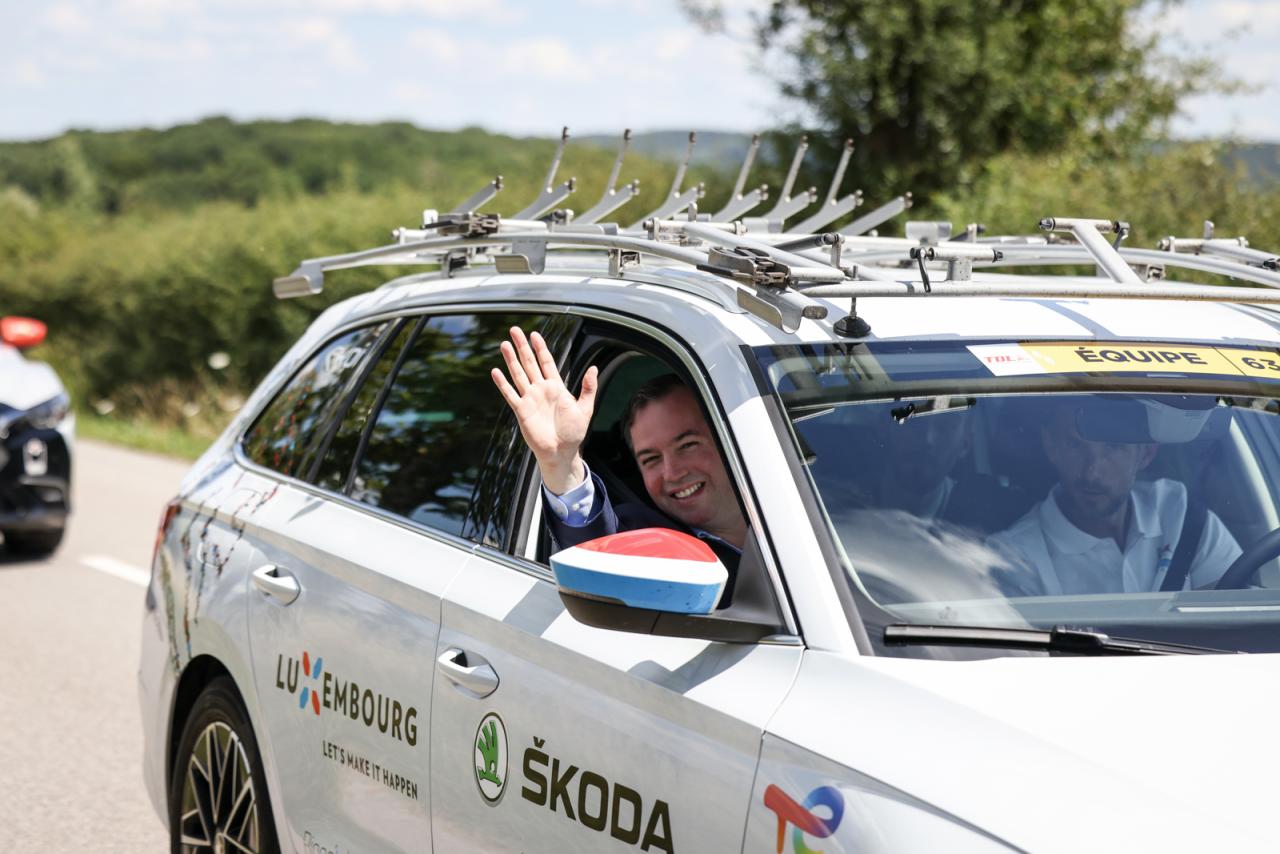 Le Prince Héritier dans une voiture qui accompagne la course