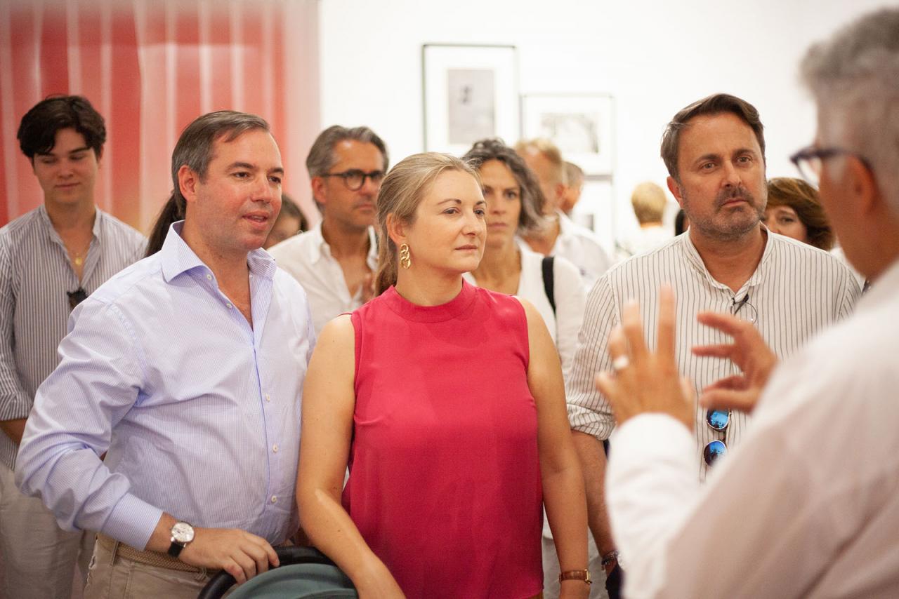 Le Couple héritier et le Premier ministre écoutent des explications