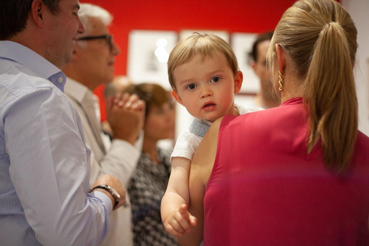 Le Prince Charles dans les bras de sa mère