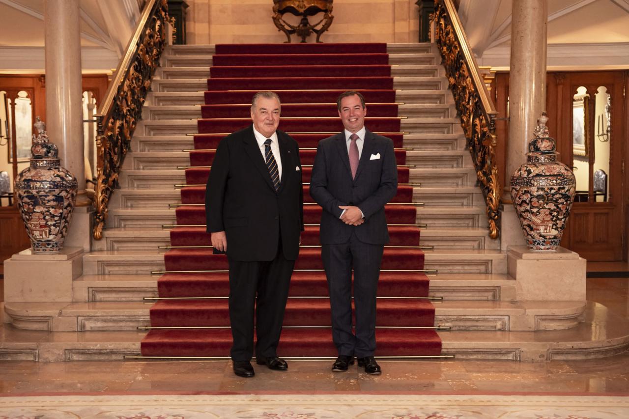 Le Prince Guillaume avec M. Grethen dans l'escalier d'honneur
