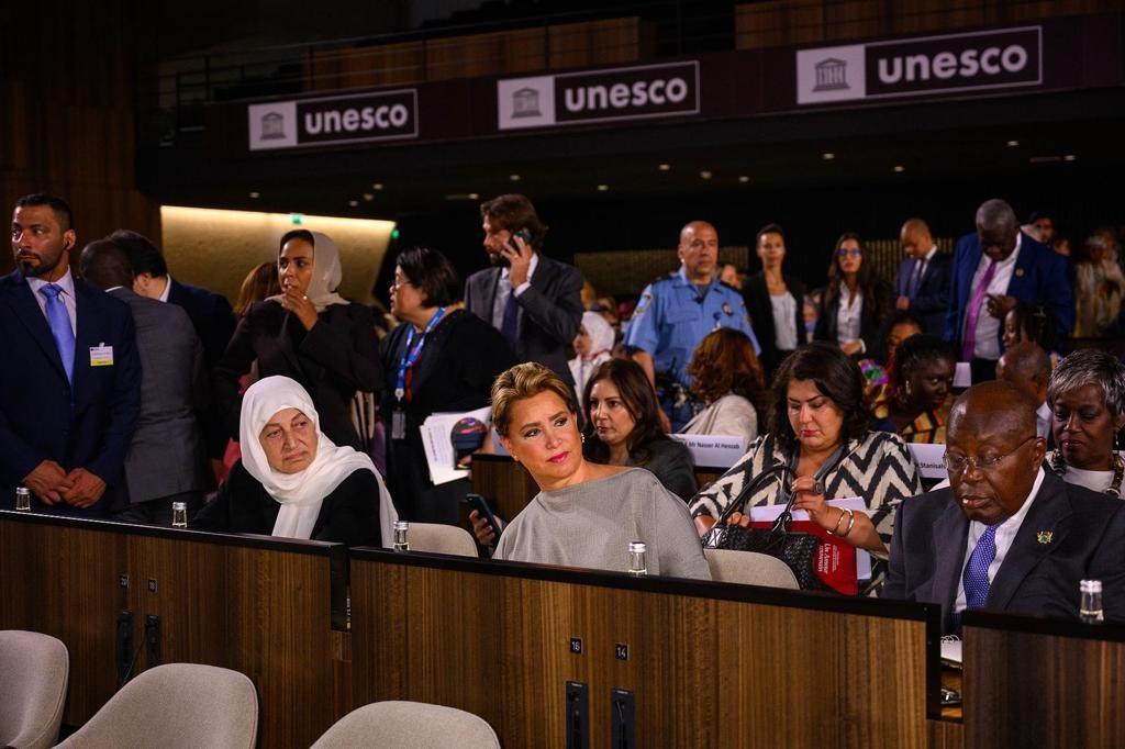 La Grande-Duchesse prend place dans la salle de conférence