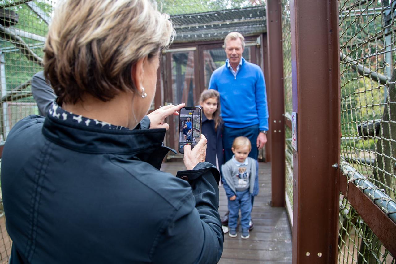 La Grande-Duchesse prend une photo du Grand-Duc avec ses petits enfants