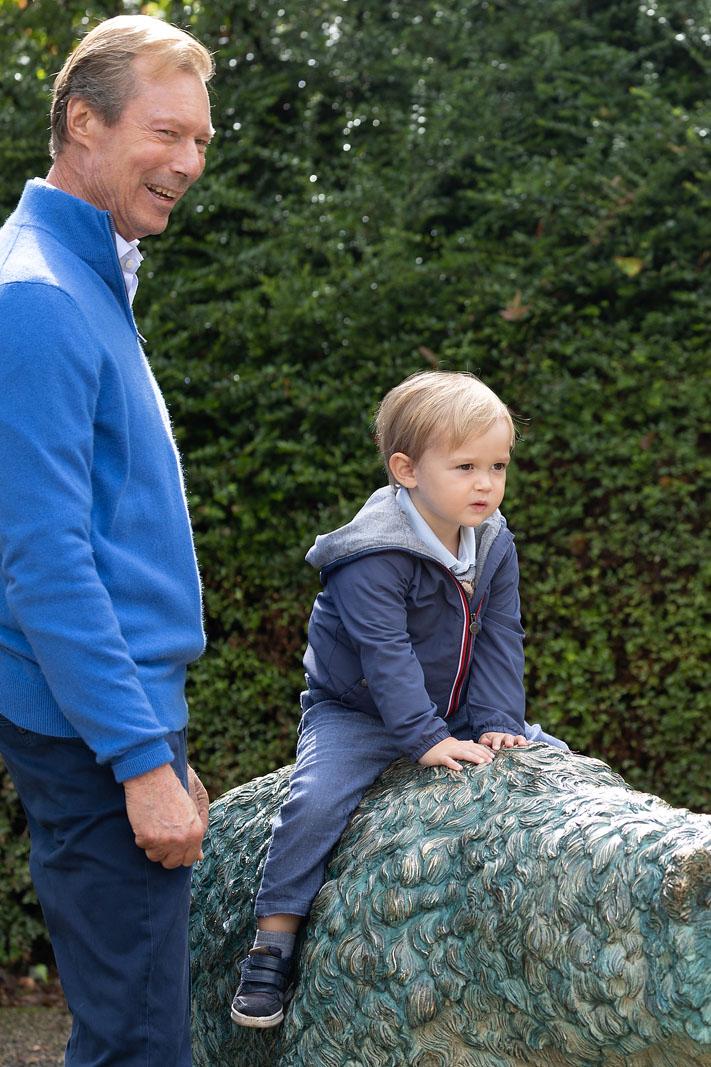 Le Grand-Duc avec le Prince Charles assis sur une statue représentant un ours