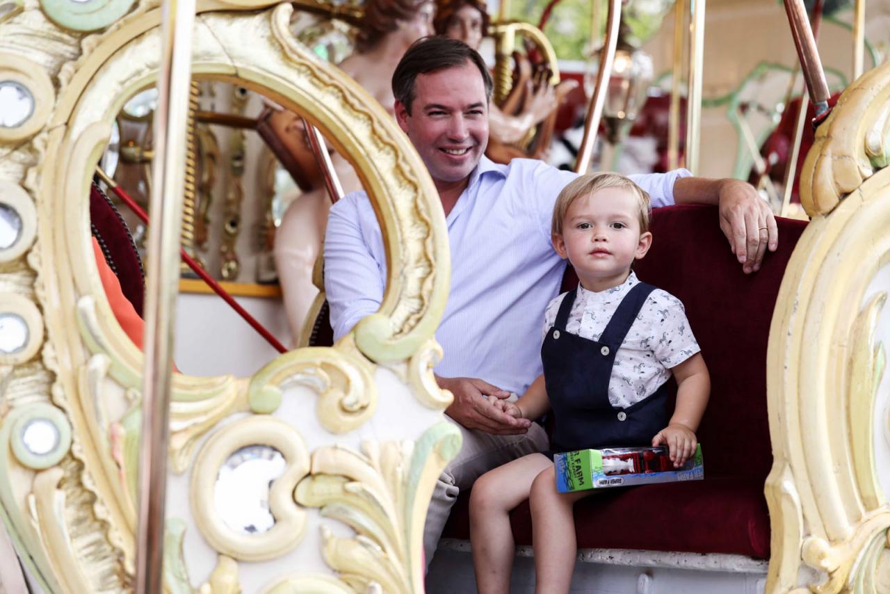 Le Couple héritier et le Prince Charles dans un carrousel