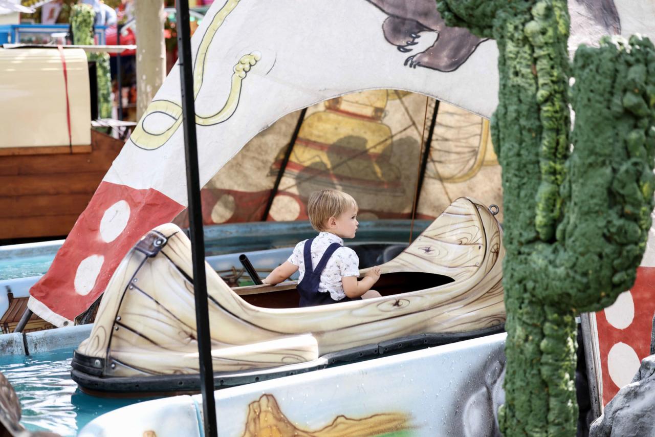 Le Prince Charles dans un petit canoë