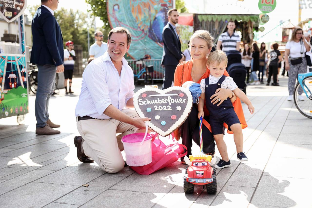 Le Couple héritier et le Prince Charles prennent une photo souvenir