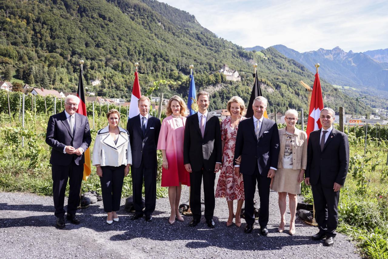 Les Chefs d'État et leurs conjoints au domaine viticole du Prince du Liechtenstein