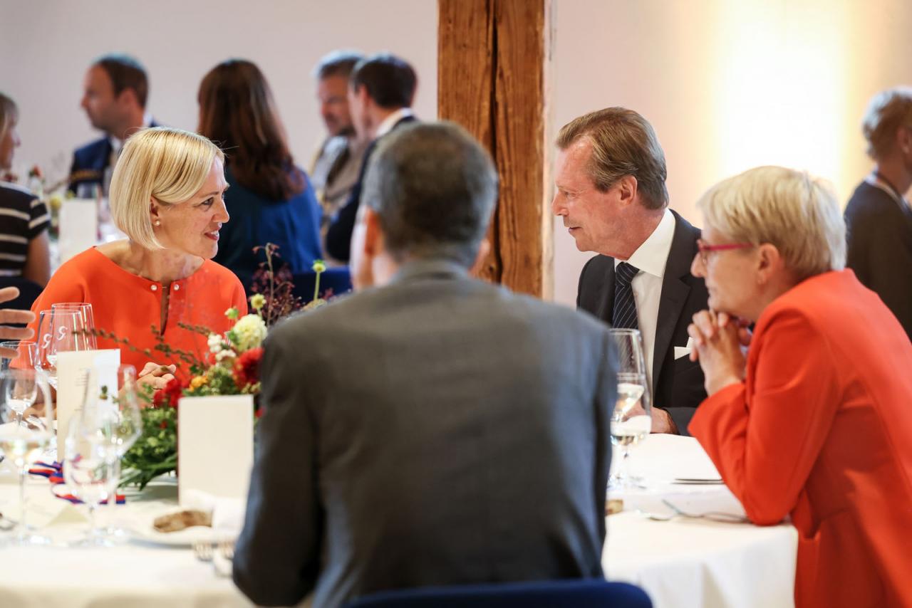 Le Grand-Duc participe à une table ronde