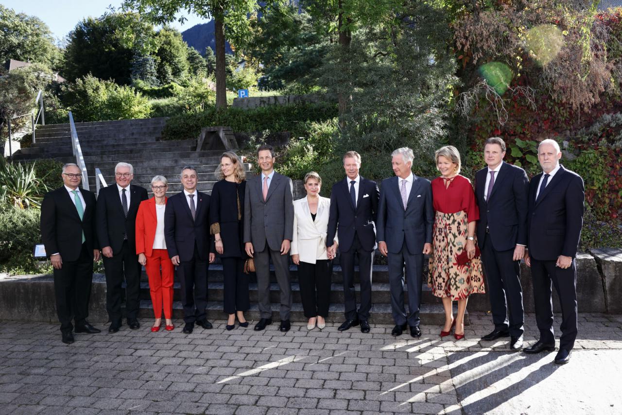 Photo des Chefs d'État et des conjoints à l'Université de Liechtenstein