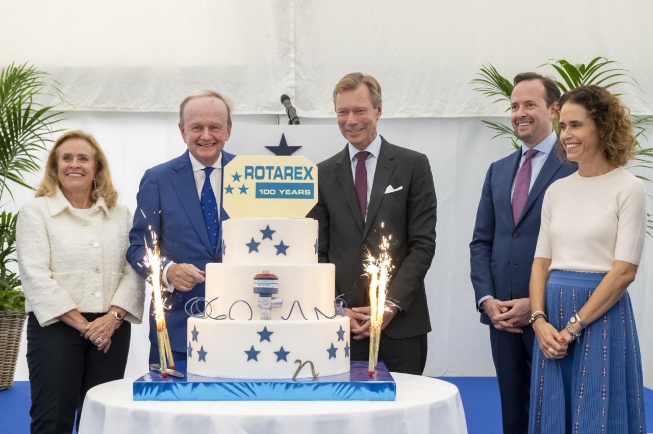 Le Grand-Duc et la famille Schmitz devant le gâteau d'anniversaire
