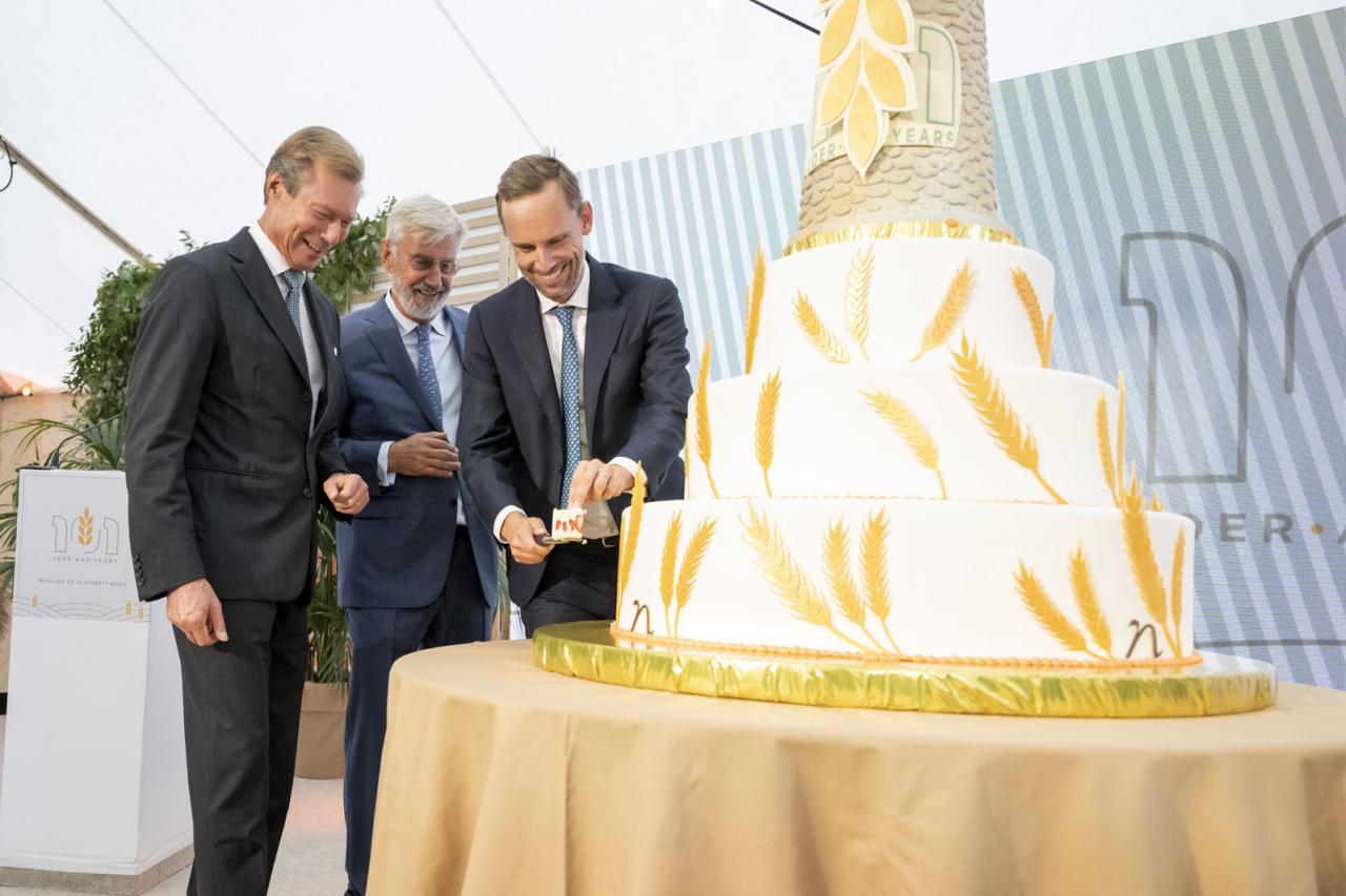 Jean Muller découpe un morceau de gâteau devant le Grand-Duc