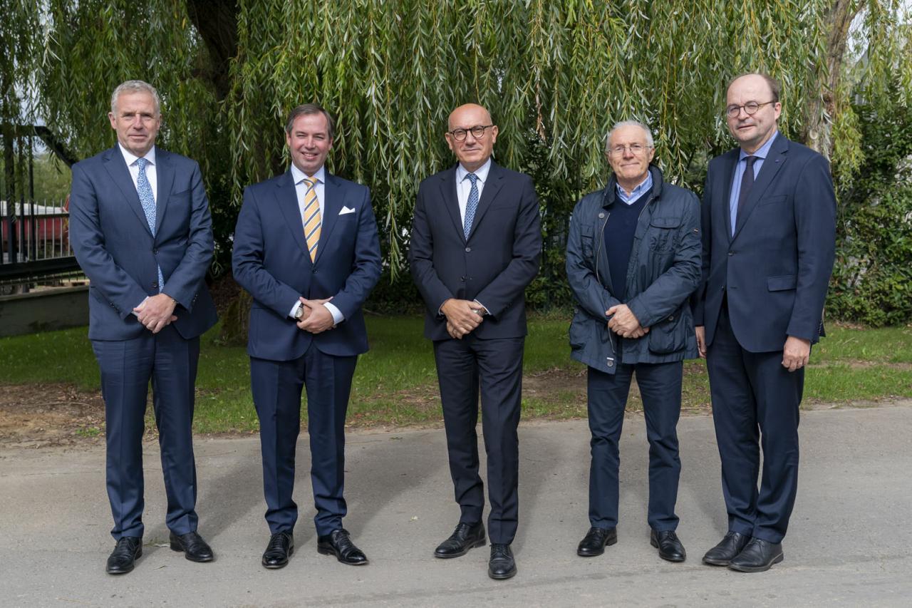 Photo souvenir du Prince avec la délégation