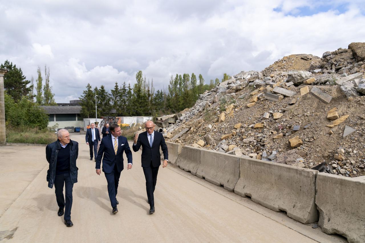 La délégation marche près un tas de gravats