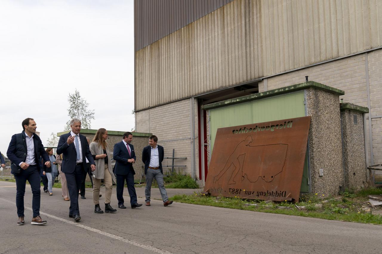 Le Prince passe devant l'usine désaffectée