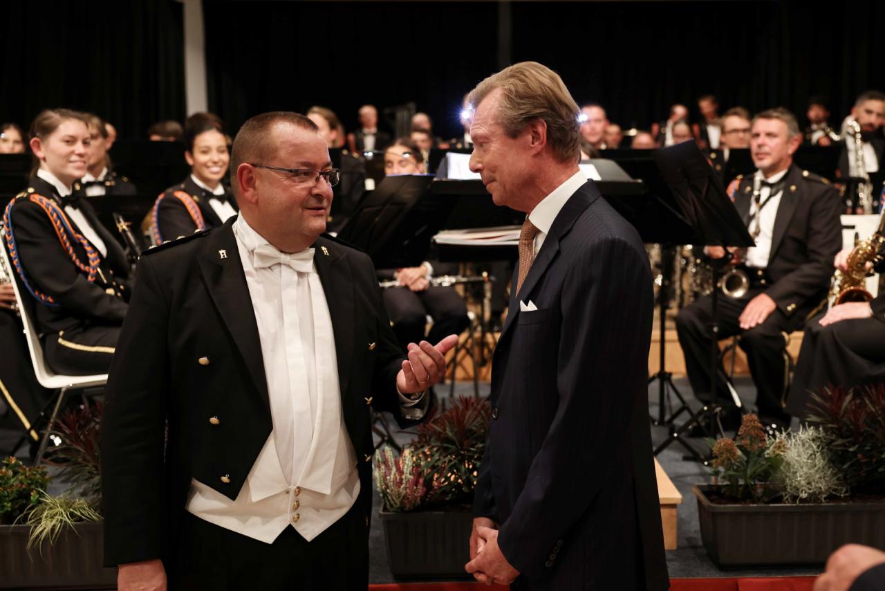 Le Grand-Duc salue le chef d'orchestre avant sa retraite