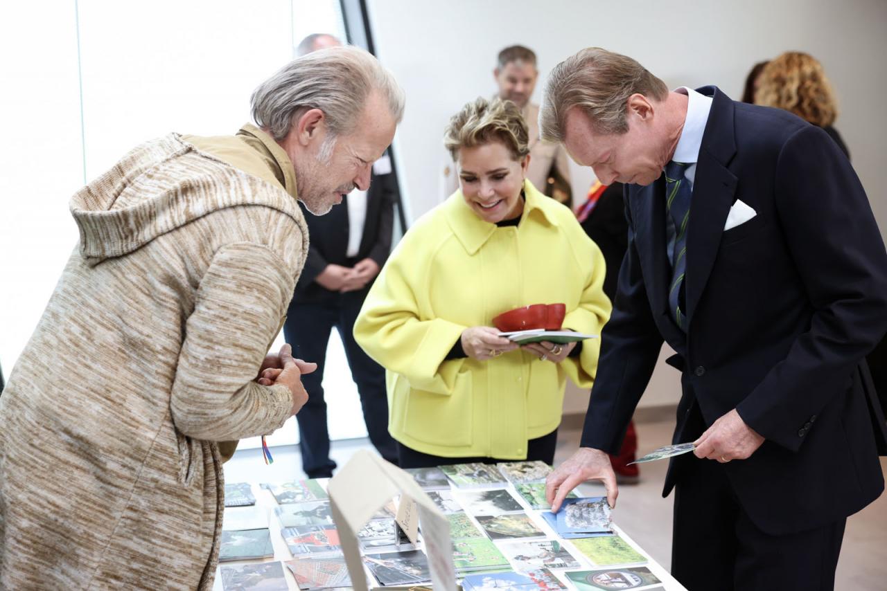 Le Couple grand-ducal découvre des cartes postales