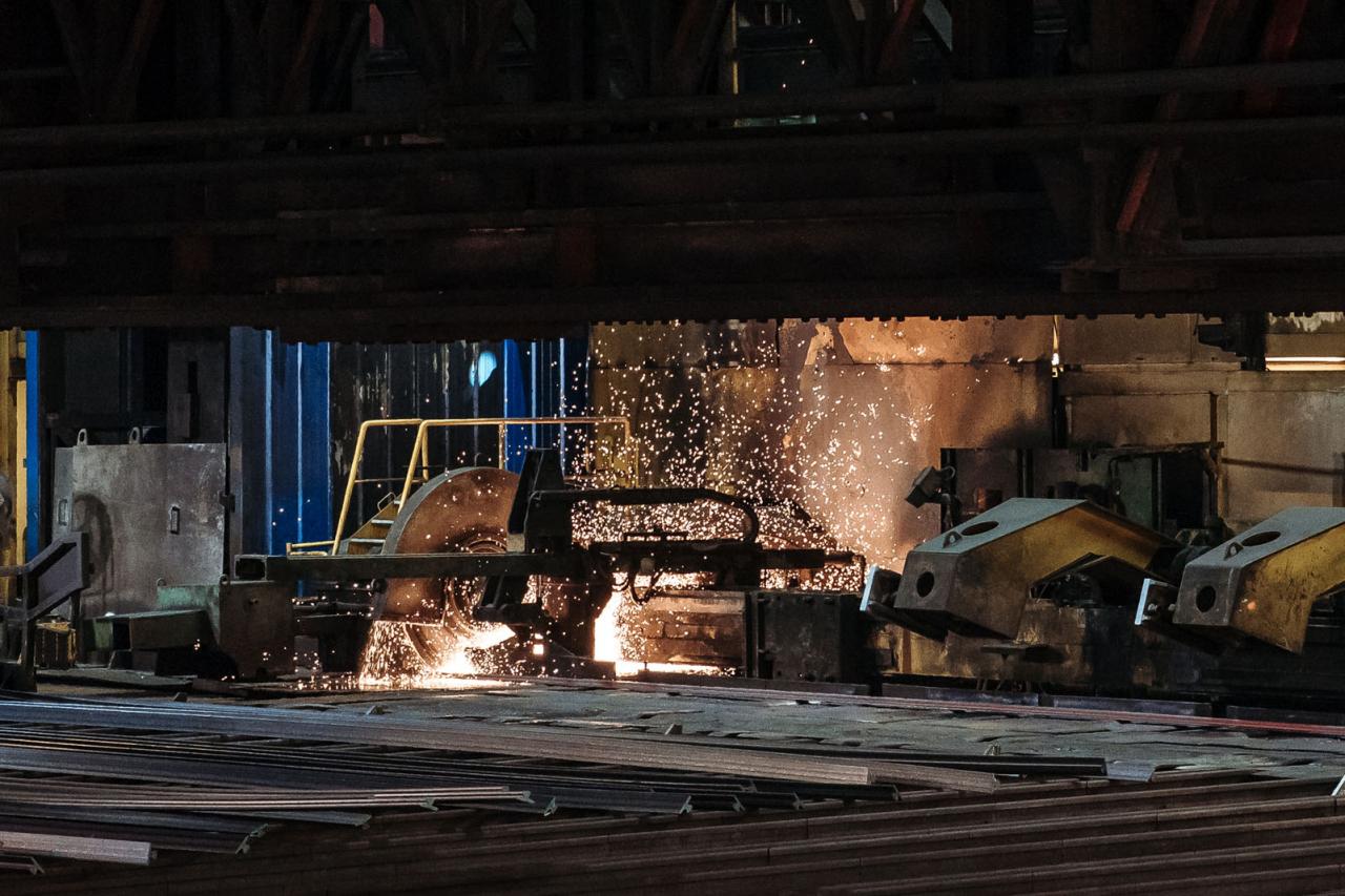 Une machine découpe un tronçon en acier