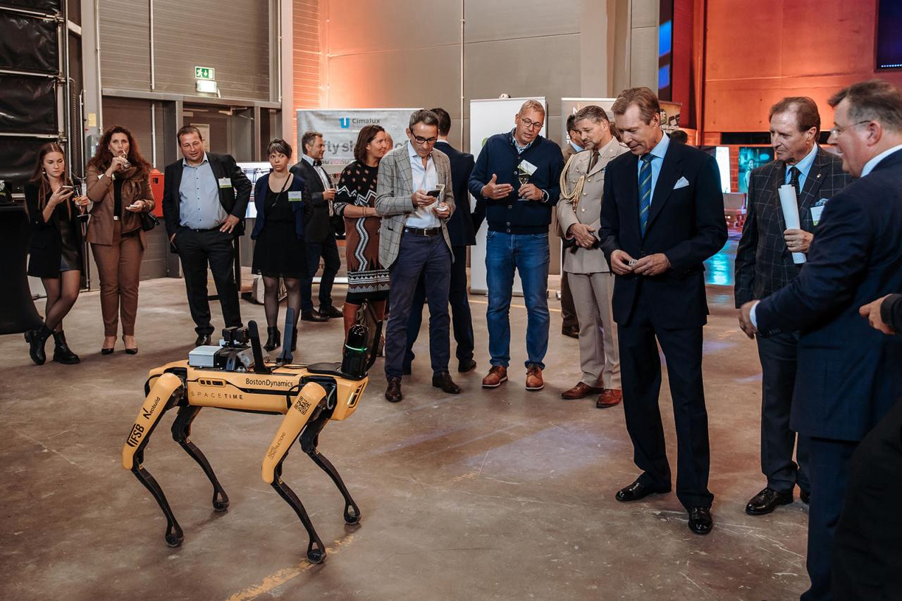 Le Grand-Duc observe un chien-robot destinés aux chantiers