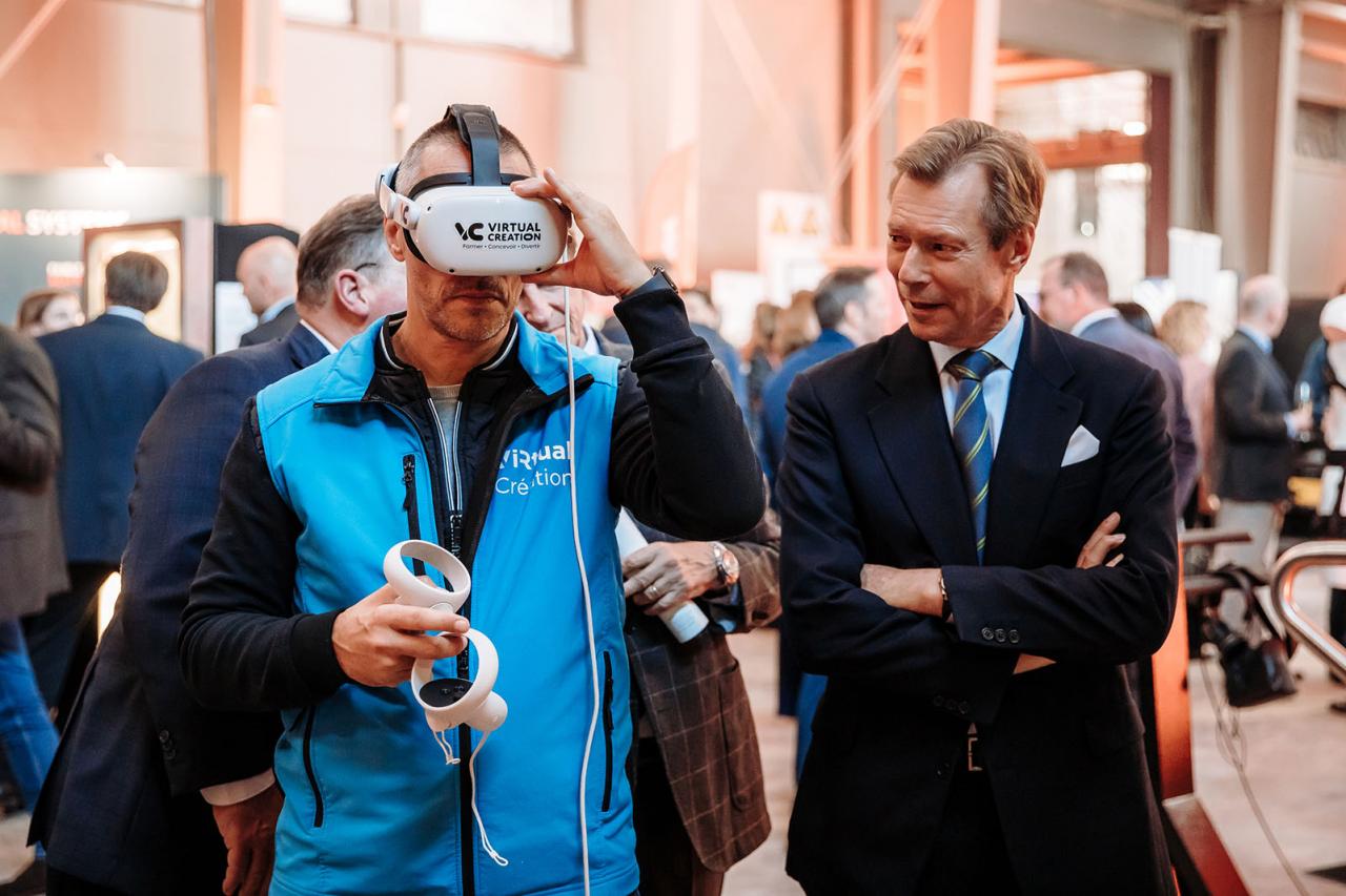 Le Grand-Duc observe un exposant utiliser un casque de réalité virtuelle