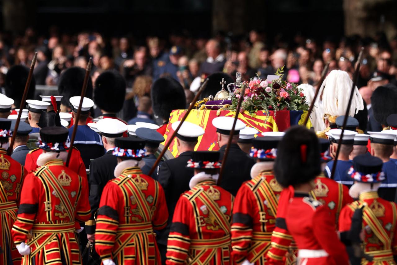 View on the coffin being transported in the streets of London