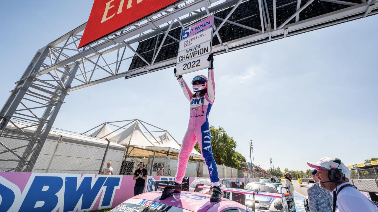 Dylan Pereira célèbre sa victoire en Porsche Supercup