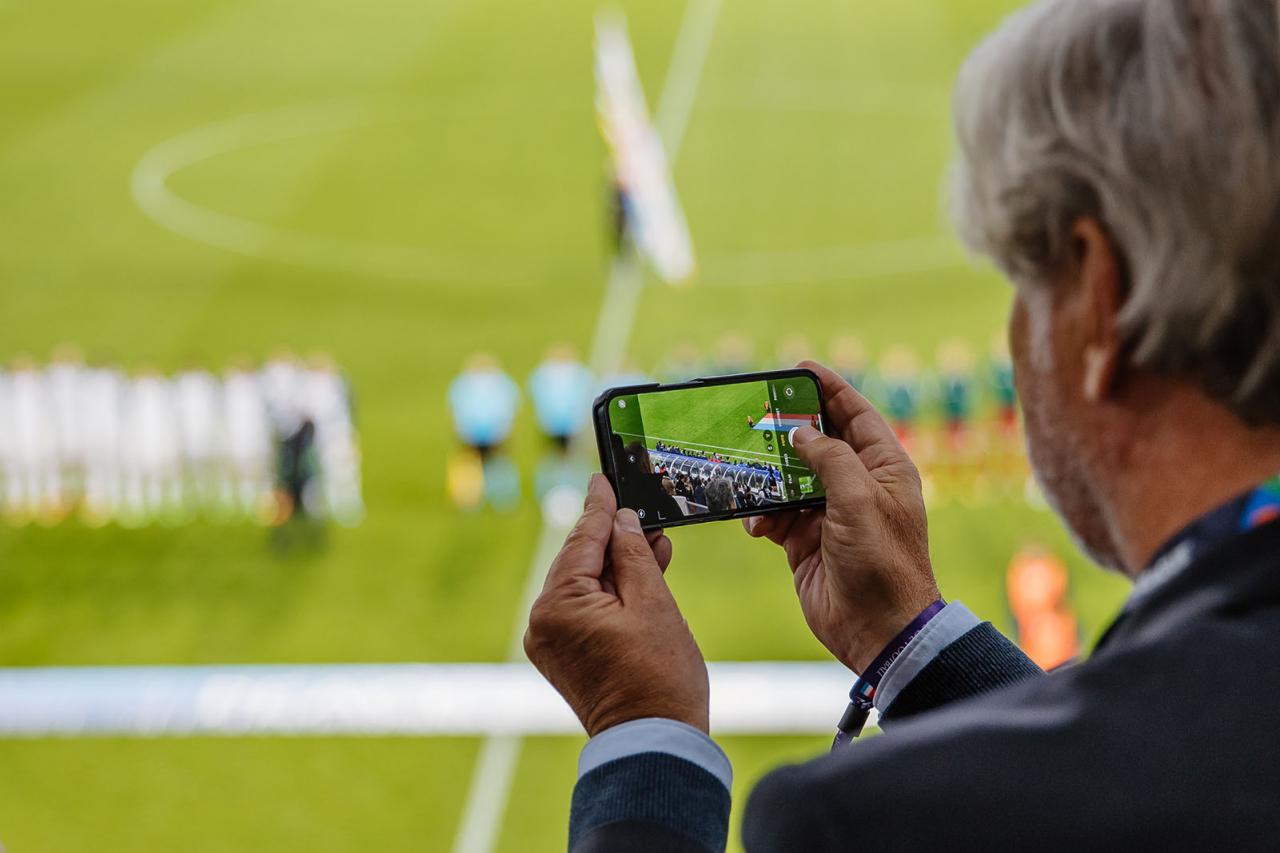 Le président de la Fédération luxembourgeoise de football prend une photo