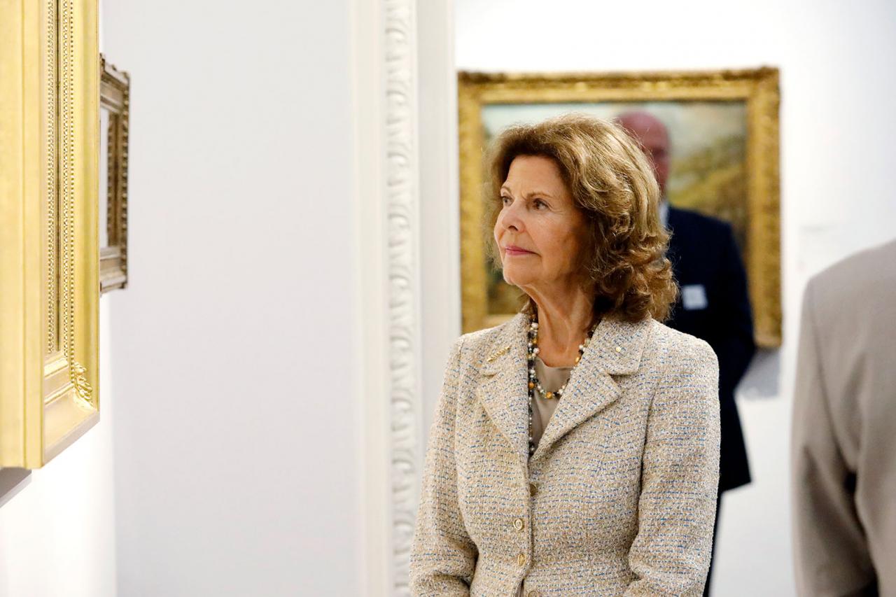 La Reine de Suède observe un tableau