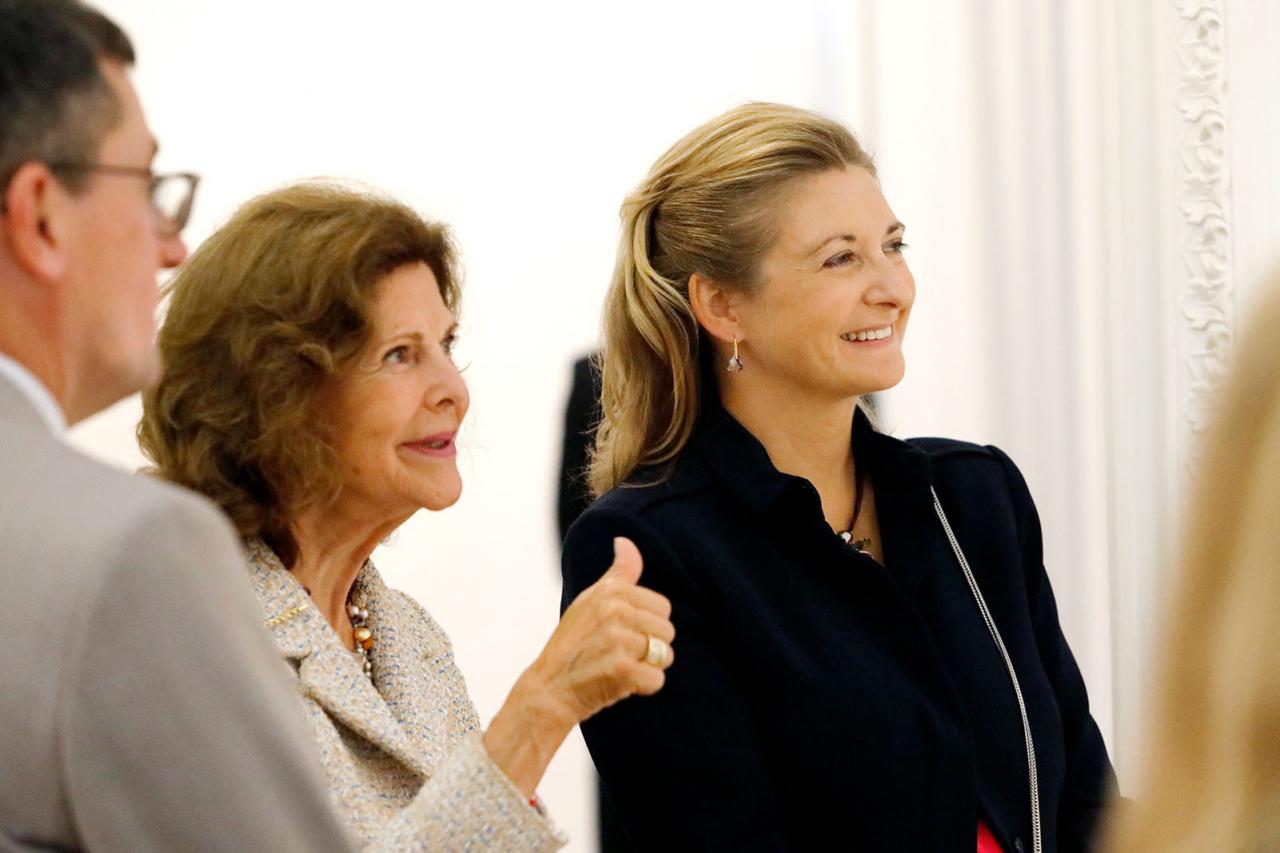 La Princesse Stéphanie et la Reine de Suède observent un tableau