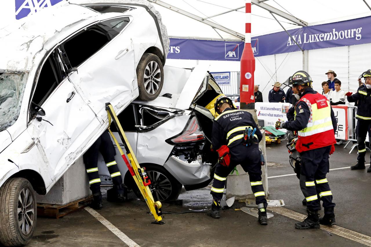 Des pompiers durant une démonstration de secours routiers